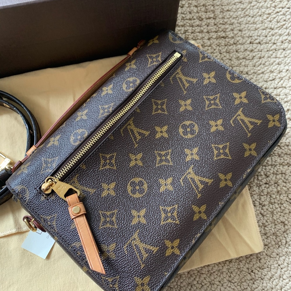 Louis Vuitton - Picture 5 of 8